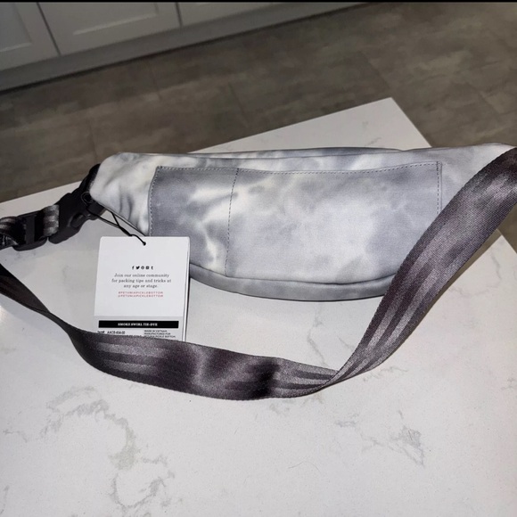 Petunia Pickle Bottom All-Around Belt Bag Smoke Swirl 5.1”H x 14.6””W x 3.5”D - Picture 7 of 9